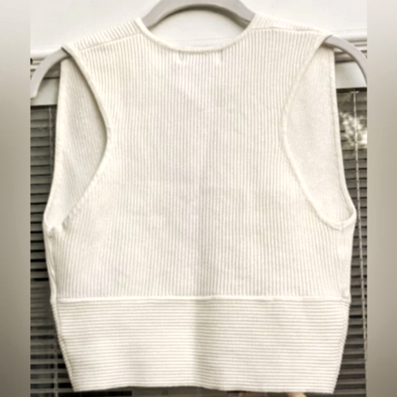 House of Harlow 1960 Deep V-neck Ribbed Knit Crop Top - Picture 2 of 4